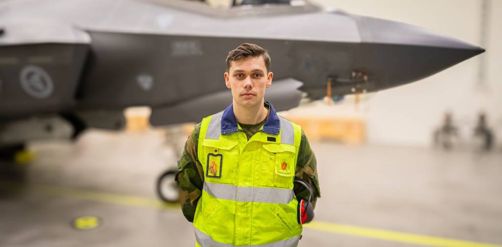 Vernepliktig som Crew Chief Assistent på F-35. Her i shelter på Ørland flystasjon.