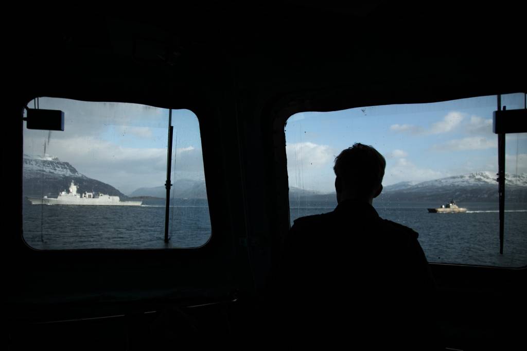 Utsikten fra broen på KNM Roald Amundsen.
Til venstre seiler KNM Thor Heyerdahl, til høyre seiler en norsk korvett. 