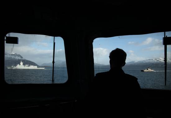 Utsikten fra broen på KNM Roald Amundsen.
Til venstre seiler KNM Thor Heyerdahl, til høyre seiler en norsk korvett. 