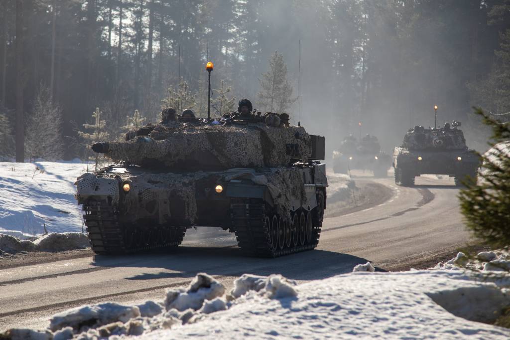 Norske soldater i Leopard 2a4 stridsvogner, forflytter seg på en vei. Under Cold Response 2022