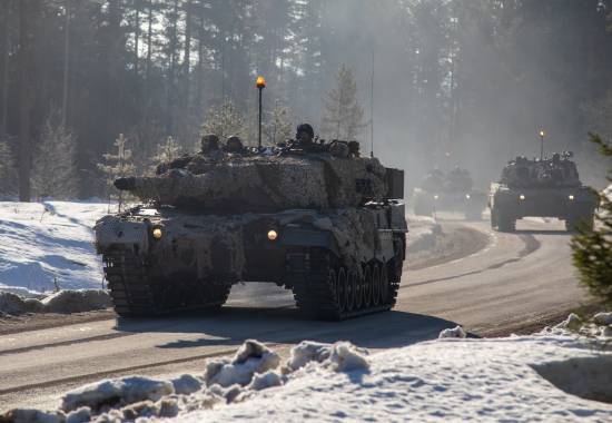 Norske soldater i Leopard 2a4 stridsvogner, forflytter seg på en vei. Under Cold Response 2022
