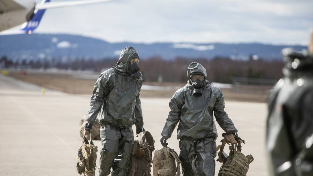 Franske soldater pakker sammen etter en øvelse på gardermoen med sivile etater som trente på en CBRN hendelse.