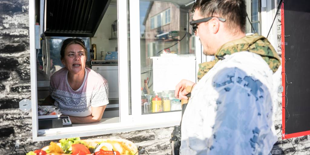 Forsvarets vinterskole gjennomfører alliert vinterkurs for 80 US Marines som skal delta på Cold Respons 2022. Under kurset lærer deltakerne grunnleggende overlevese om vinteren. Når kurset er ferdig skal de amerikanske marines tilbake til avdelingen sin å bli instruktører.