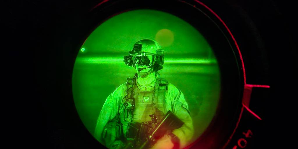 Sett gjennom nattoptikk / lysforsterkende apparat: Operatør i Air Mobile Protection Team (AMPT) fra 132 luftving på King Abdullah II Air Base (KAIIAB) i Jordan forbindelse med Operation Inherent Resolve (OIR).