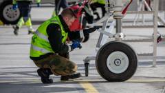 F-35A blir sjekket av teknisk personell etter landing under øvelsen Falcon Deploy 2021 på Evenes flystasjon.