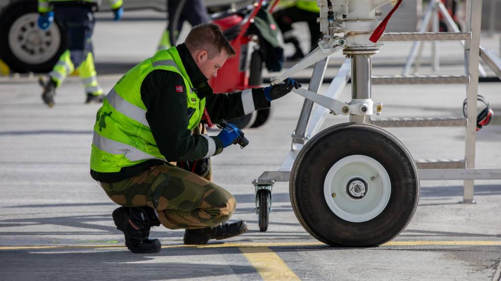 F-35A blir sjekket av teknisk personell etter landing under øvelsen Falcon Deploy 2021 på Evenes flystasjon.