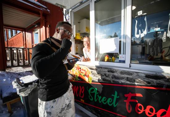 Forsvarets vinterskole gjennomfører alliert vinterkurs for 80 US Marines som skal delta på Cold Respons 2022. Under kurset lærer deltakerne grunnleggende overlevese om vinteren. Når kurset er ferdig skal de amerikanske marines tilbake til avdelingen sin å bli instruktører.