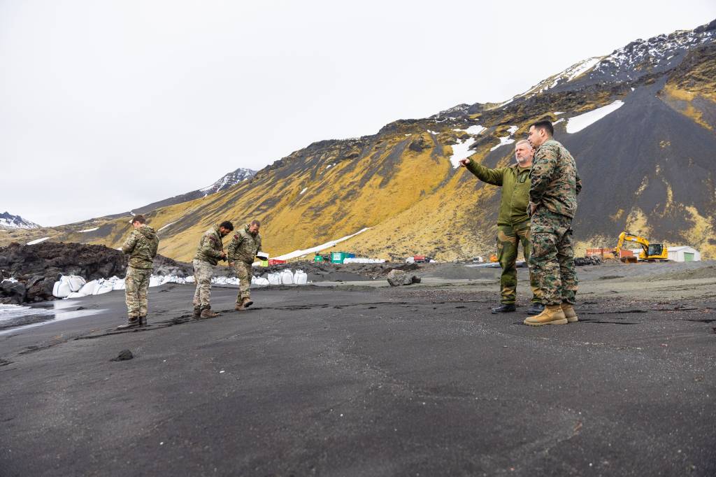 Det norske forsvaret, sammen med allierte fra USA og Storbritannia, gjennomførter rekognosering på Jan Mayen. 