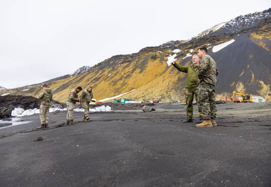 Det norske forsvaret, sammen med allierte fra USA og Storbritannia, gjennomførter rekognosering på Jan Mayen. 