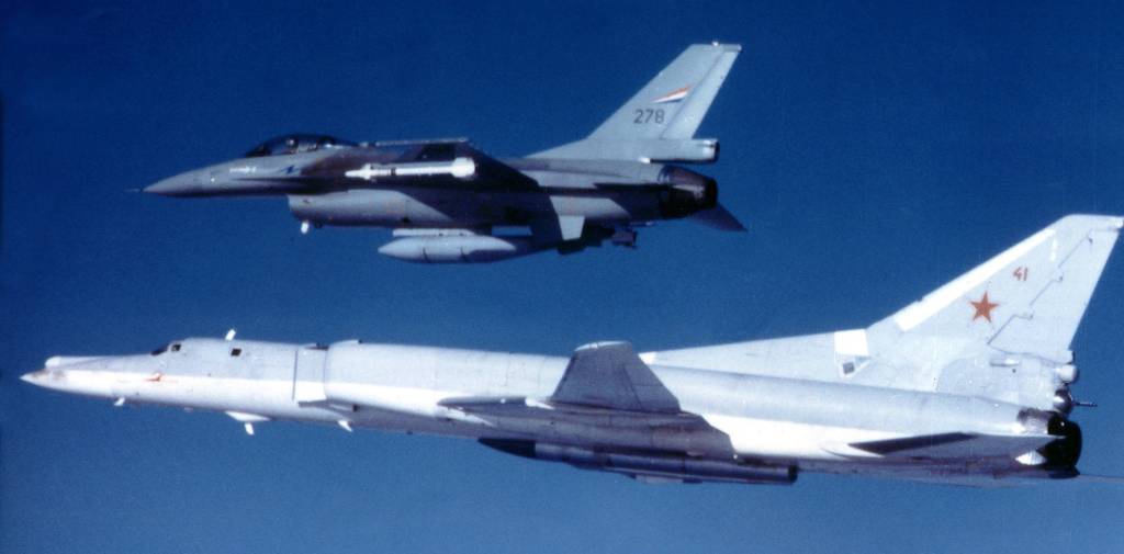 norsk f-16 avviser et sovjetisk backfire bombefly i norsk luftrom 1984