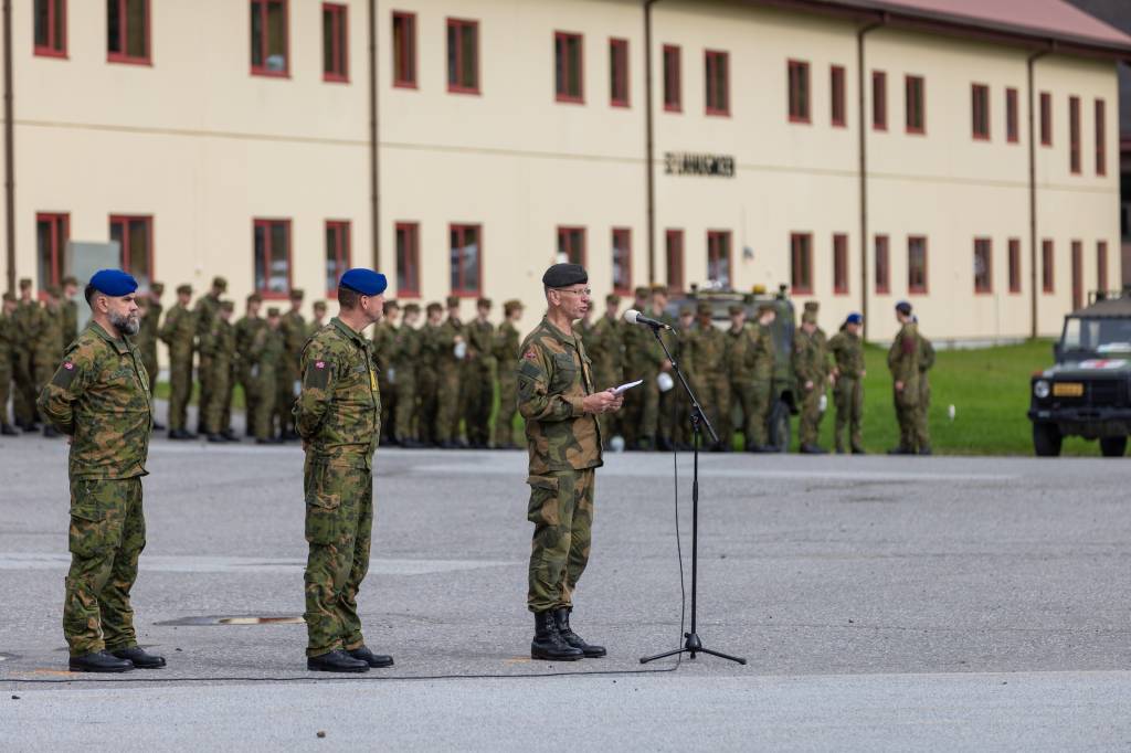Onsdag 26. august ble Norderhov bataljon offisielt opprettet i Brigade Nord, som brigadens fjerde mekaniserte bataljon. Fra venstre: sersjantmajor Odd Einar Nygård, brigader Jørn Qviller og generalmajor (p) Per Sverre Opedahl.