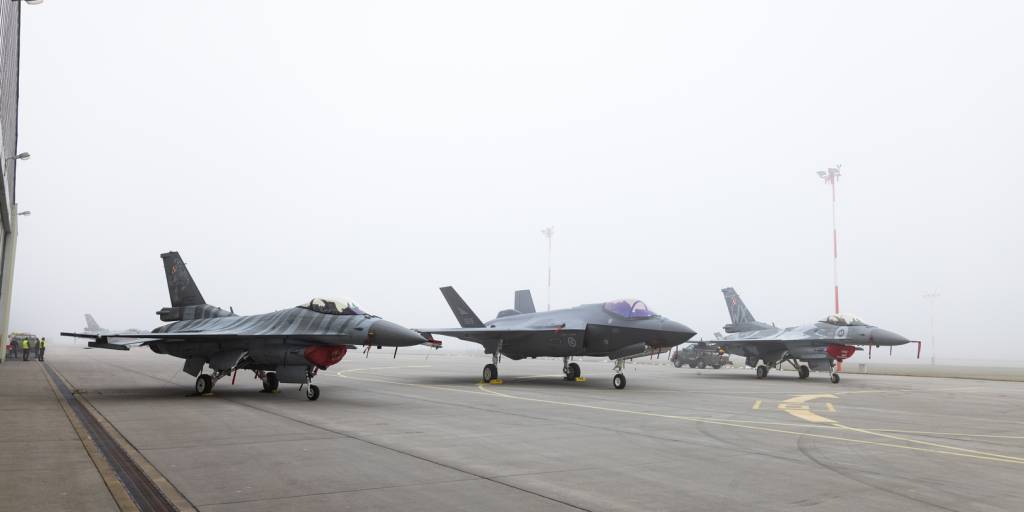 Et norsk F-35 sammen med to polske F-16 på static display under mediedagen i Poznań, Polen.