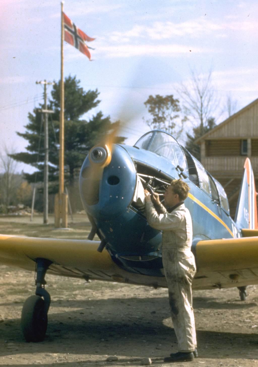Oppvarming og sjekk av motor på et Fairchild Cornell skolefly.