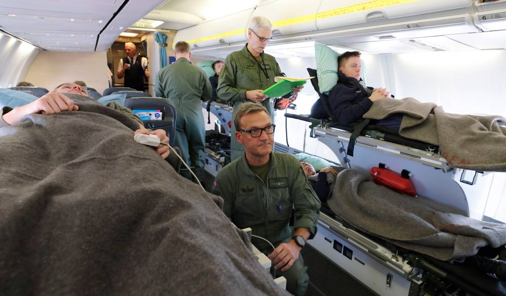 Forsvaret øver sammen med SAS på luftevakuering av skadde og sårede pasienter med deres Boeing 737 fly.
Fra øvelsen ombord i SAS flyet under flyging.