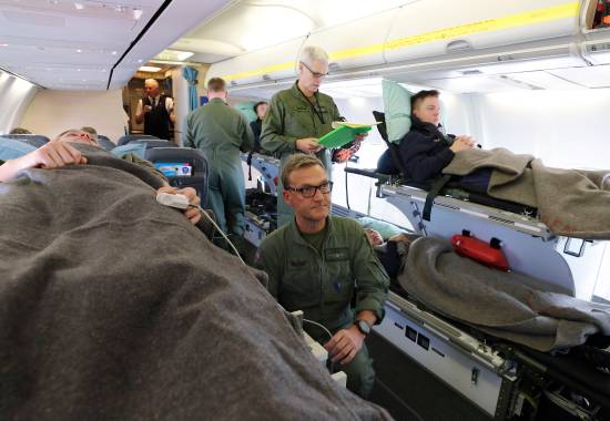Forsvaret øver sammen med SAS på luftevakuering av skadde og sårede pasienter med deres Boeing 737 fly.
Fra øvelsen ombord i SAS flyet under flyging.