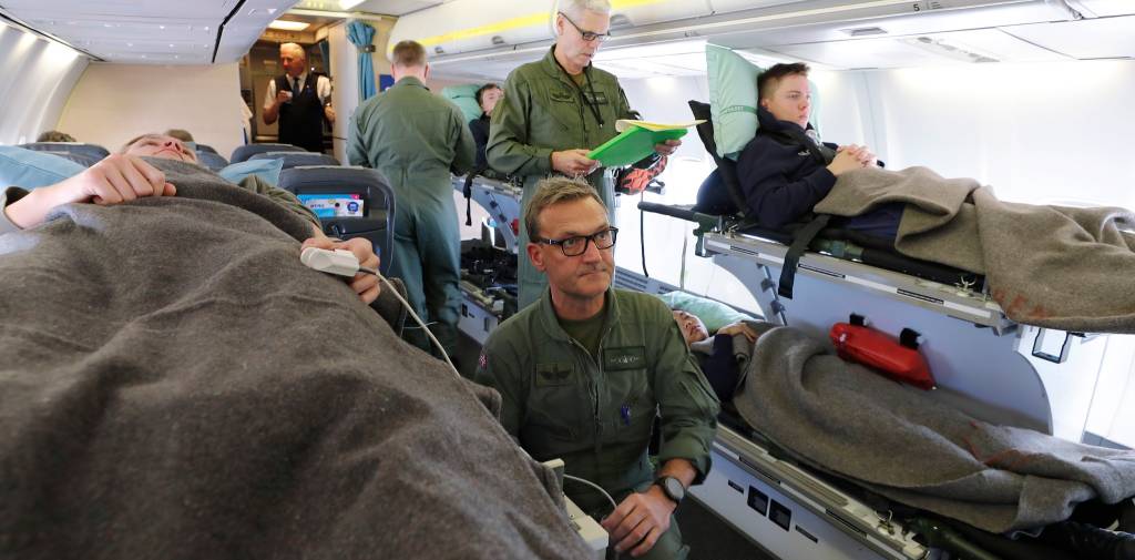 Forsvaret øver sammen med SAS på luftevakuering av skadde og sårede pasienter med deres Boeing 737 fly.
Fra øvelsen ombord i SAS flyet under flyging.