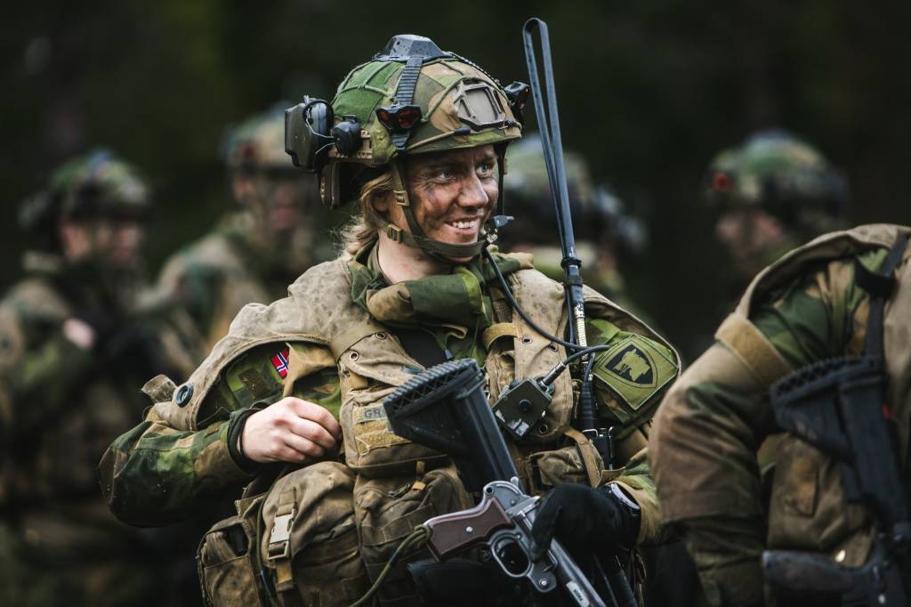 Soldat fra panseroppklarings troppen til Porsanger bataljonen øver i øvingsfeltet ved Rena.