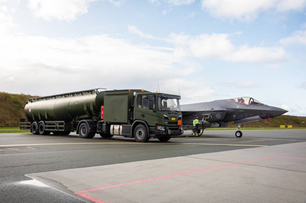 Den første simuleringen av tanking på kampflyet F-35 med Forsvarets nye tankbiler.