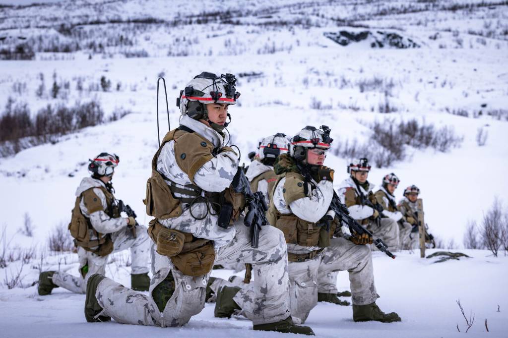 Ingeniørtroppen til Porsanger bataljon bryter seg gjennom et
minefelt under øvelse Cold Response 26.