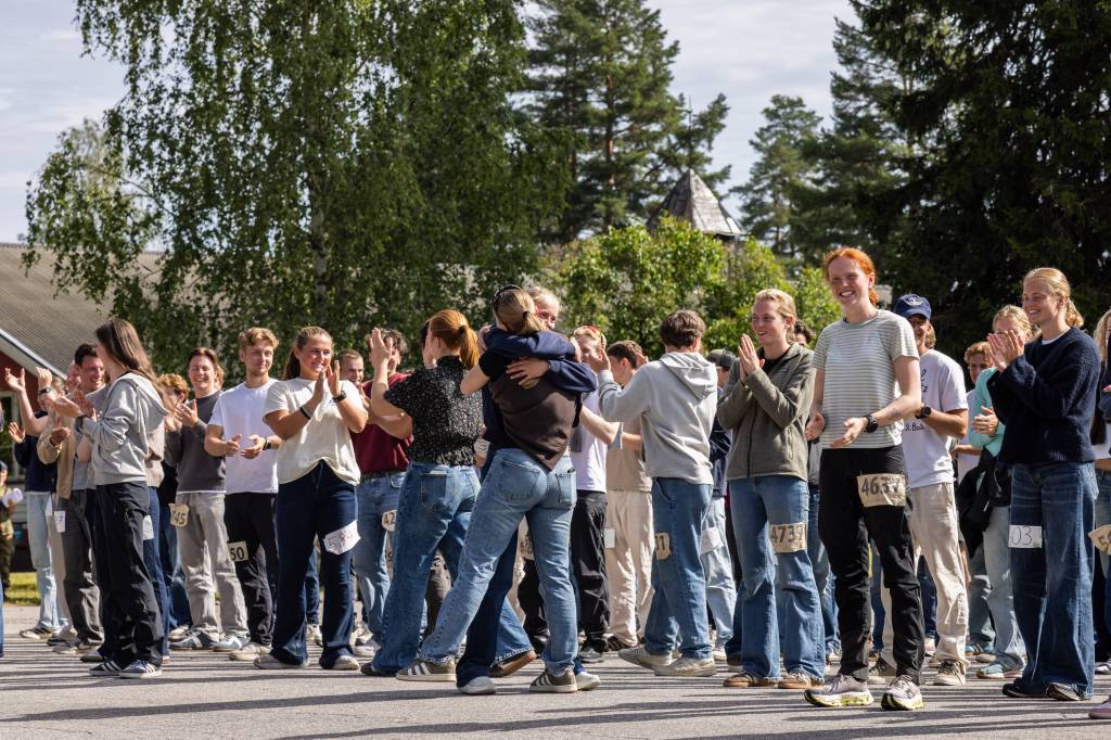 Kandidater på Forsvarets opptak og seleksjon 2026 får tildelt skoleplasser under en oppstilling på Sessvollmoen.