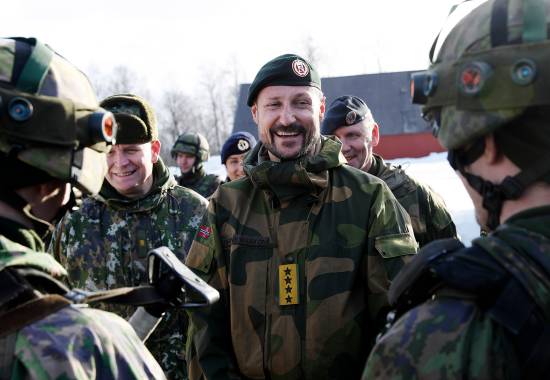 H.K.H. Kronprins Haakon besøker vinter øvelsen Cold Response 2022, her besøker han noen av de Finske soldaten på øvelsen