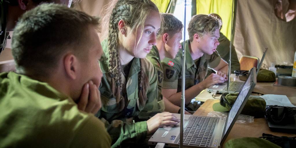 Studenter fra forsvarets ingeniørhøgskoles mestringsøvelse, øvelse cyber endurance. De utfordres som cyberingeniører samtidig som de utsettes for ekstremt krevende aktivitet, minimalt med søvn og mat - Students from the Norwegian defence cyber academy during exercise Cyber Endurance. They are challenged as cyber engineers while being subjected to extremely demanding activity, minimal sleep and food.