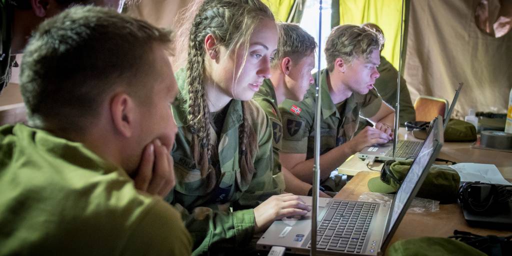 Studenter fra forsvarets ingeniørhøgskoles mestringsøvelse, øvelse cyber endurance. De utfordres som cyberingeniører samtidig som de utsettes for ekstremt krevende aktivitet, minimalt med søvn og mat - Students from the Norwegian defence cyber academy during exercise Cyber Endurance. They are challenged as cyber engineers while being subjected to extremely demanding activity, minimal sleep and food.