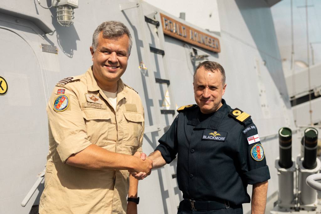 Styrkesjef UK Carrier Strike Group 25, Kommandør James Blackmore besøker skipssjef på KNM Roald Amundsen Kommandørkaptein Stian Schnelle under operasjon Highmast 25 som er en del av den britiske hangarskipsstyrken UK Carrier Strike Group 25