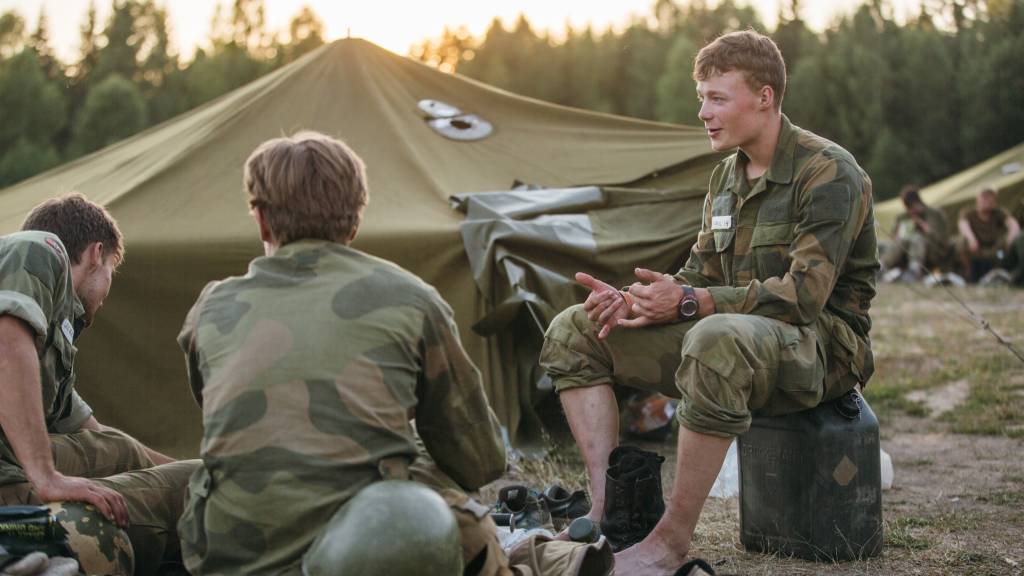 På slutten av kvelden spiser kandidatene mat og slapper av etter en lang dag. / At the end of the day, the candidates get a moment to eat and relax after a long day. 
