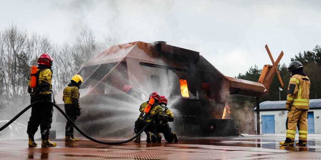 Britisk helikopterpersonell har nylig fått opplæring av instruktører fra Sjøforsvarets senter for skipsteknikk og sikkerhet (SSS). 

Denne opplæringen er en del av forberedelsene før KNM Roald Amundsen og KNM Maud skal seile sammen med en britisk hangarskipsstyrke. Under oppdraget skal et britisk Wildcat-helikopter operere ut fra KNM Roald Amundsen.

---
Preparation for deployment with the UK Carrier Strike Group. 

British helicopter crews recently went through training with instructors from the Royal Norwegian Navy. The training is part of the preparation before HNoMS Roald Amundsen and HNoMS Maud will deploy together with the UK Carrier Strike group.

During the deployment, a british Wildcat helicopter will be operating from the flight deck of the frigate HNoMS Roald Amundsen
