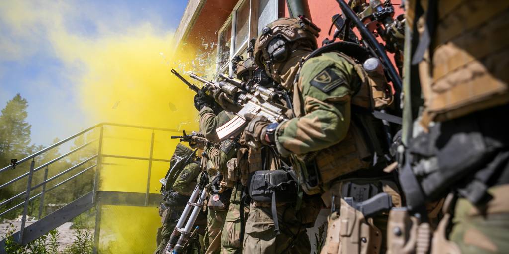 Soldater fra Telemark bataljon gjennomføring trening på å entre hus under en øvelse på Rena. *** Local Caption *** Soldier from Telemark battalion conducting training in Rena. 