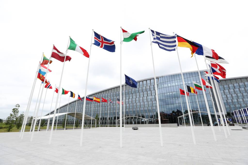 Flaggborgen utenfor NATO hovedkvarteret utenfor Brussel / NATO HQ in Brüssels