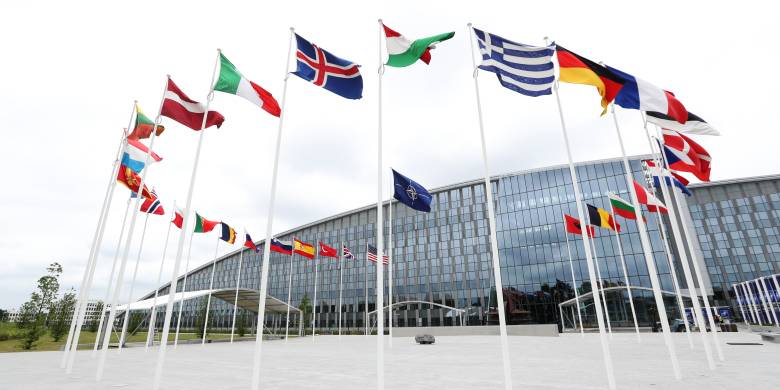 Flaggborgen utenfor NATO hovedkvarteret utenfor Brussel / NATO HQ in Brüssels