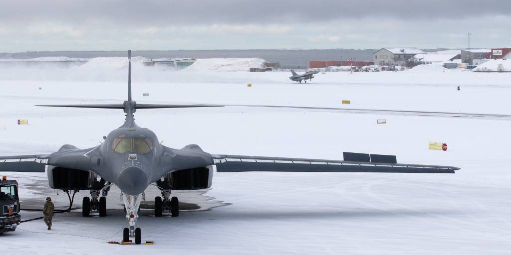 B-1B Lancer fra US Air Force lander på Bodø flystasjon for første gang, et norsk F-16 fra 331 skvdronen i bakgrunnen