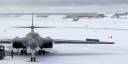 B-1B Lancer fra US Air Force lander på Bodø flystasjon for første gang, et norsk F-16 fra 331 skvdronen i bakgrunnen