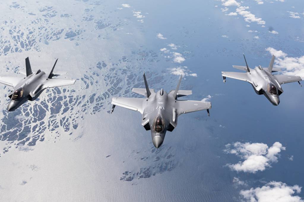 Tre norske F-35 over Norge