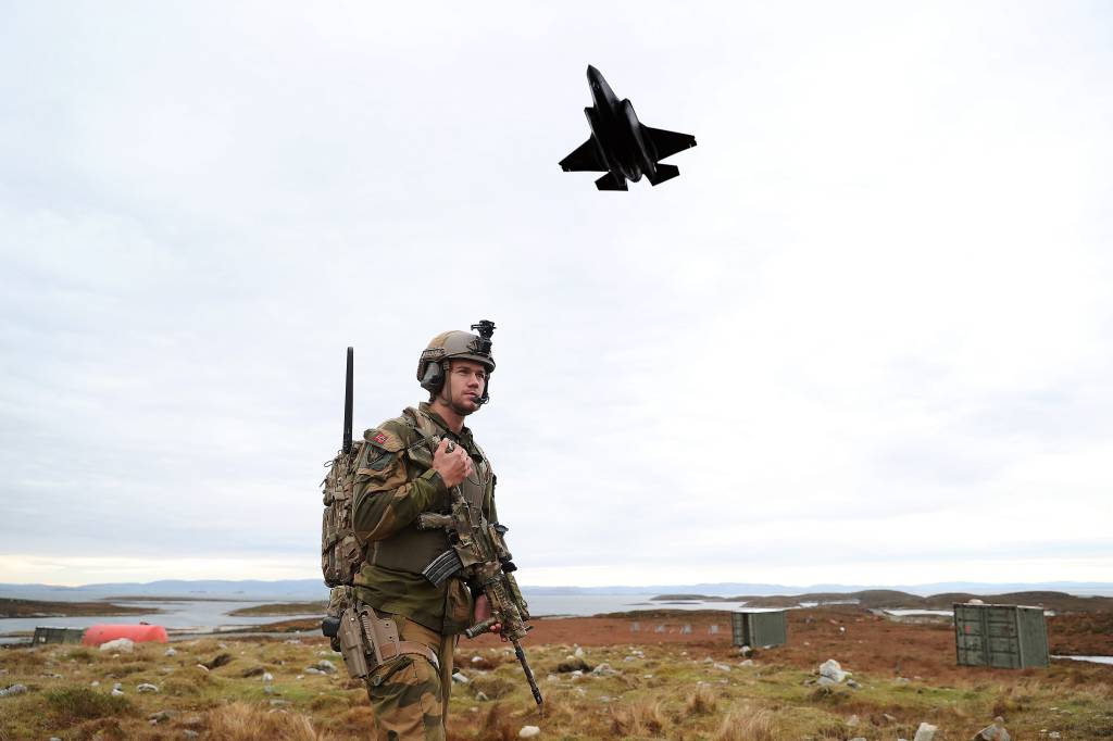 Et F-35A kamply passerer lavt over en soldat pŒ Tarva skytefelt *** Local Caption *** An F-35A fighter jet passes low over a soldier at Tarva firing range