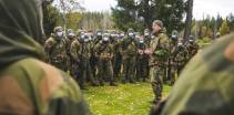 Elever ved Hærens Lagfører skole lærer om slaget ved midtskogen og soldat profesjon med sersjant major Rune Wenneberg.