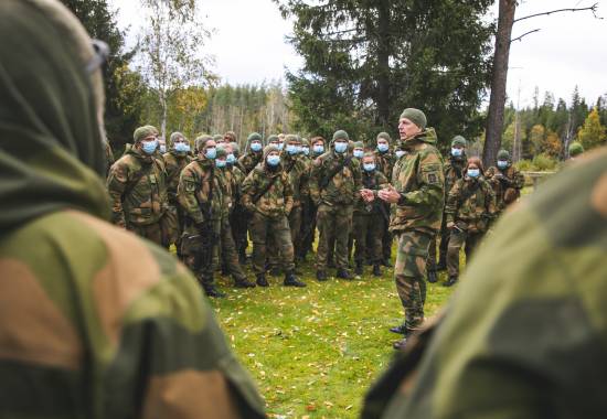 Elever ved Hærens Lagfører skole lærer om slaget ved midtskogen og soldat profesjon med sersjant major Rune Wenneberg.