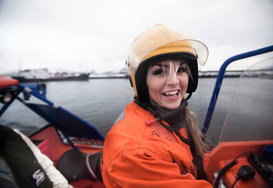 Matroslærling i aktivitet på KV Bergen /
Seaman apprentice working at KV Bergen.