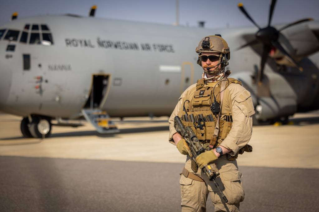 Troppssjef og operatør i Air Mobile Protection Team (AMPT) fra 132 luftving ved et norsk C-130J Hercules på King Abdullah II Air Base (KAIIAB) i Jordan i forbindelse med Operation Inherent Resolve (OIR).