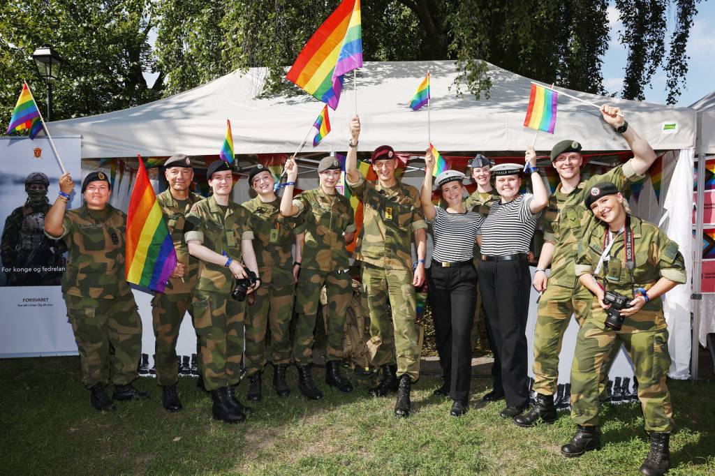Forsvarssjef, General Eirik Kristoffersen og Sjef Heimevernet Generalmajor Frode Ommundsen besøker Forsvarets stand i Pride park under Oslo Pride 2024