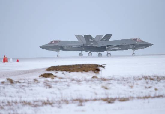 To Norske F-35A kampfly takser på Keflavik flyplass når Luftforsvaret løser NATO oppdraget Iceland Air Policing