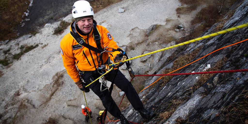 Redningsmenn fra 330 skvadron øver på redning i fjell utenfor Bodø. // Rescuemen from 330 Squadron exercises mountain rescue outside Bodø.