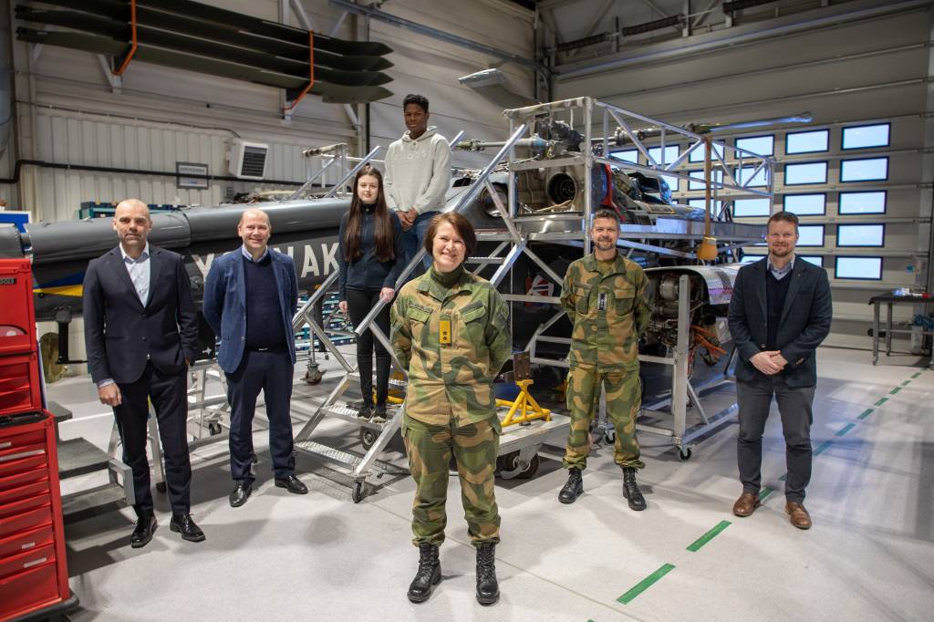 Rektor ved Bardufoss videregående skole Michael Erstad, Daglig leder ved Arctic Aviation Centre Nils Ole Foshaug, flyfagelevene Synne Stavli og Mohamed Camara, Sjef Luftforvaret Tonje Skinnarland, flyfagelev Synne Stavli, sjef Maritim helikopterving Eirik Stueland og  Site Manager KAMS Vegar Gystad under et pressemøte for det nye sivil-militære samarbeidet for å øke rekruttering av flyteknikere og avionikere.