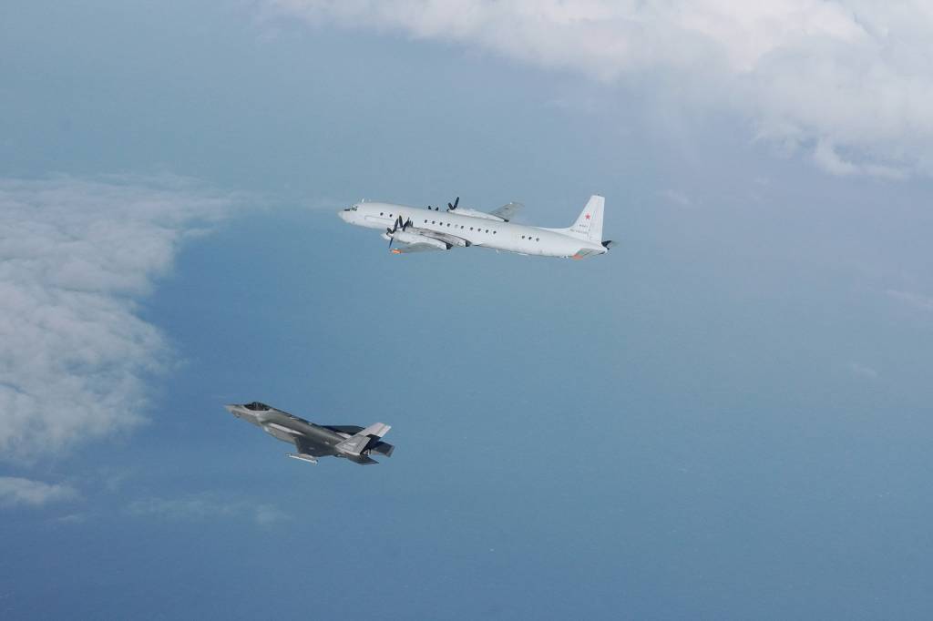 Quick Reaction Alert stasjonert på Evenes flystasjon, identifiserer et Russisk Ilyushin Il-20M fly