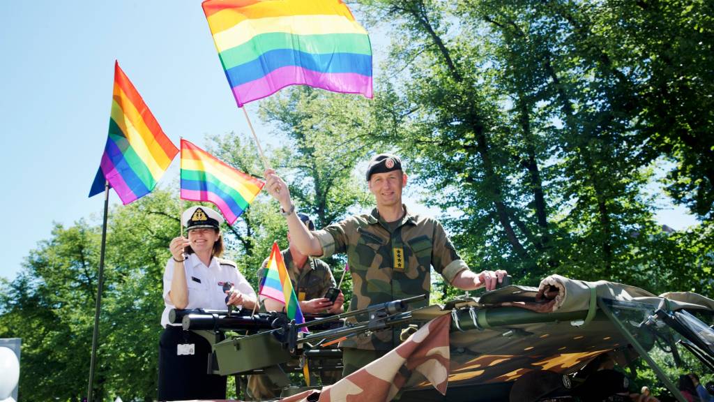 Forsvarssjef Eirik Kristoffersen, stabssjef Elisabeth Natvig og kommunikasjonssjef Eystein Kvarving under Prideparaden i Oslo 2021