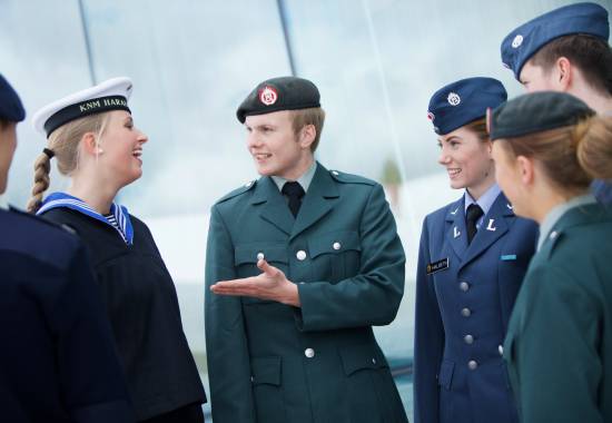 Soldater fra de tre forsvarsgrenene Hær, Sjø og Luft sammen ifm innføringen av allmennverneplikt
Norwegian conscripts from the Navy, Army and the Air Force