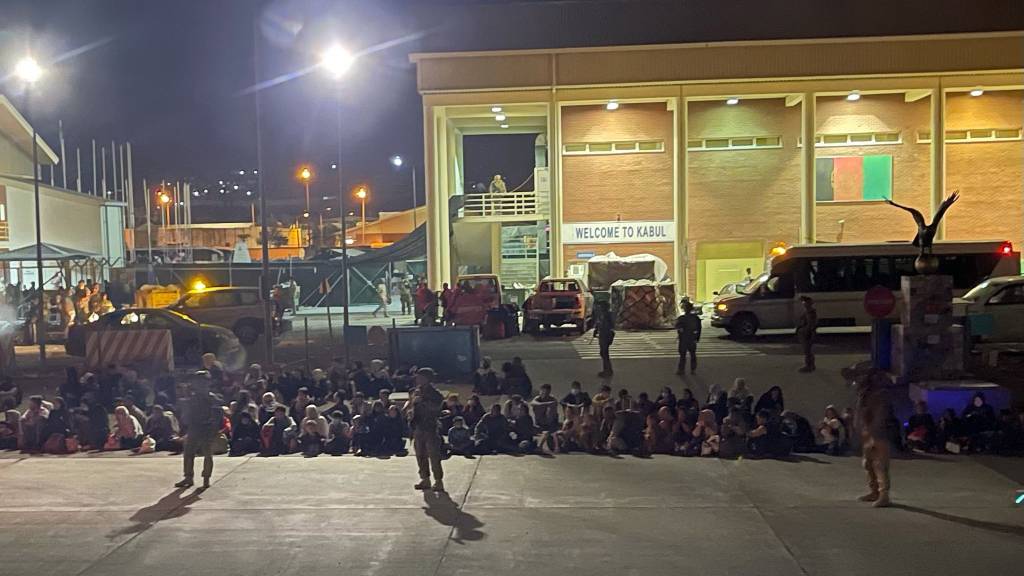 Et C-130J fra 335 skvadronen i Luftforsvaret har bistått med evakueringen ac sivile fra Kabul i Afghansistan til Tblisi i Georgia. Her er flyet på Kabul Internasjonale flyplass hvor de får ombord de evakuerte