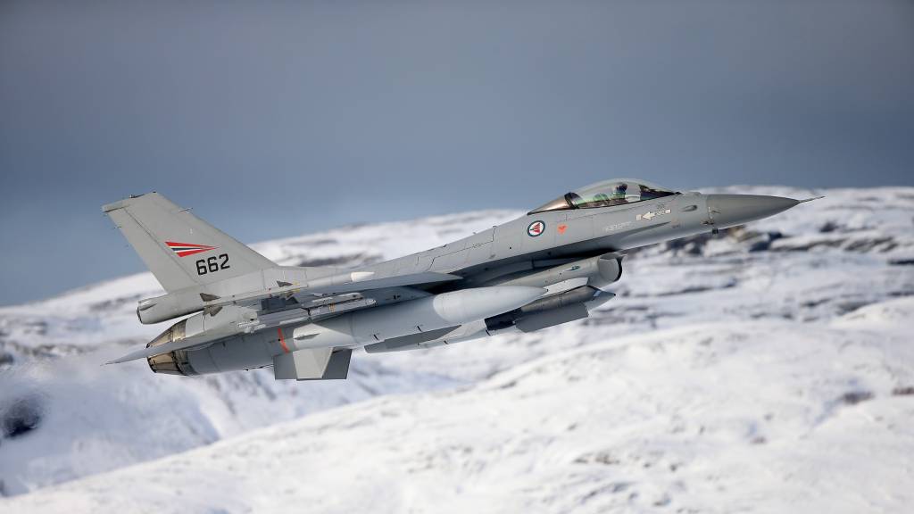 F-16 jagerfly fra 331 skavdron tar av fra Bodø flystasjon